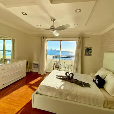 Deluxe waterfront one bedroom apartment with Miami Skyline view