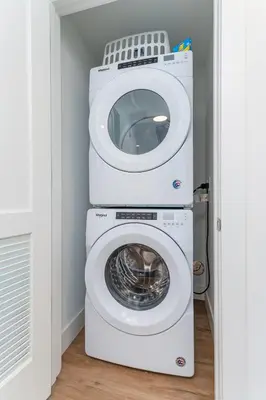 a washing machine and a dryer in a room at Global Luxury Suites Miami Worldcenter in Miami