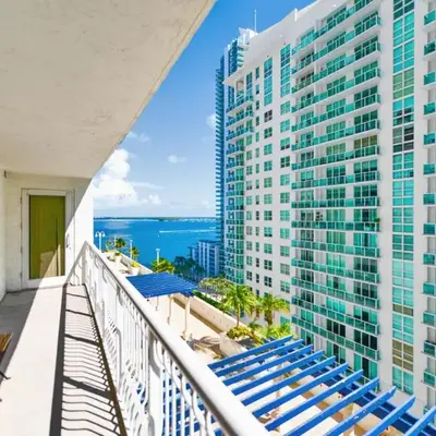 Trendy 2BR Condo with Pool and Bay Views