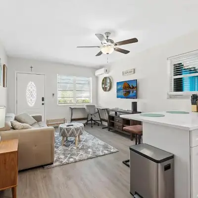 Comfy BNB w/ King Bed + Work/Travel + Beach 8 Min