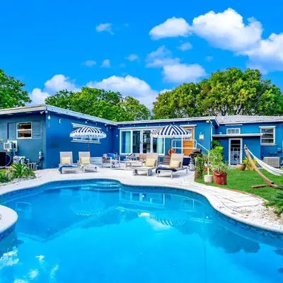 Pool and Beach Relaxing Close to Everything