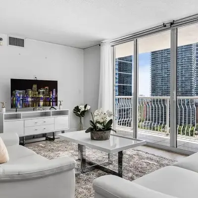 Modern 2/2 with Beautiful Ocean and Brickell Views