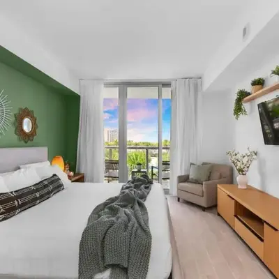 Tropical Apartment with Balcony - Pool - Up To 4 - Gym