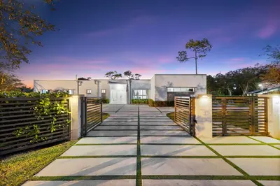 a driveway leading to a house with a fence at Casa Blanca of Miami º Families & Weekly Stays Close to Miami Beaches and the Keys West in Princeton