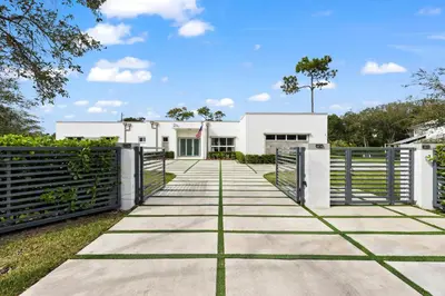 a driveway leading to a white house with a fence at Casa Blanca of Miami º Families & Weekly Stays Close to Miami Beaches and the Keys West in Princeton