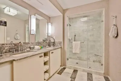 a bathroom with two sinks and a shower at Studio Suite at Fort Lauderdale in Fort Lauderdale