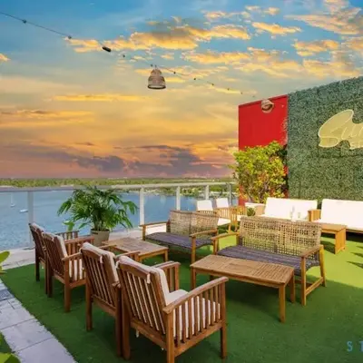 Rooftop infinity Pool - Hollywood Beach Broad - walk