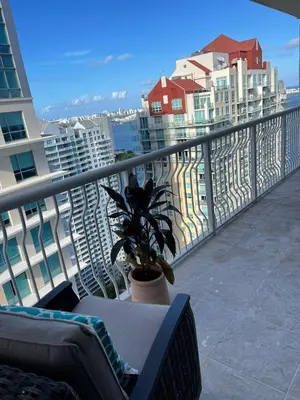 a balcony with a potted plant and some buildings at Lujoso apartamento en Brickell in Miami