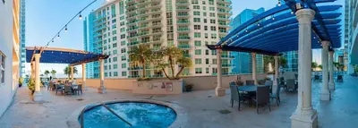 a building with a hot tub in the middle of a patio at Lujoso apartamento en Brickell in Miami