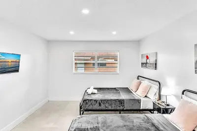a bedroom with a bed and a couch at Beach And Hard Rock Hollywood Vacation House Ha02 in Hollywood