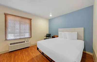 a bedroom with a large white bed and a window at Extended Stay America Select Suites - Fort Lauderdale - Airport - West in Davie