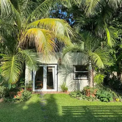 Miami guest house with large pool