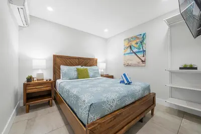 a bedroom with a bed with a wooden head board at Casa Cordova Apartments By Lowkl in Fort Lauderdale