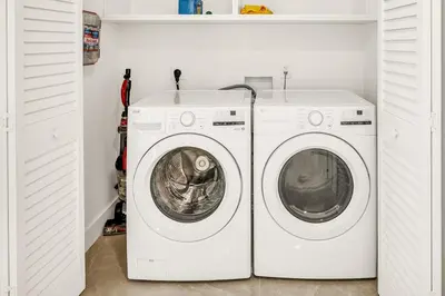 a white washer and dryer in a laundry room at Sandals Beach Cottage in Fort Lauderdale