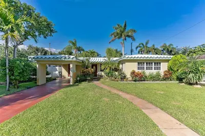 a house with a lawn in front of it at Beautiful Comfy Home With Private Hot Tub Close To Beach home in Fort Lauderdale