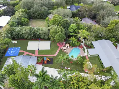 Gallery image of Modern house wpool volleyball court in Davie