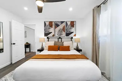 Gallery image of Modern house wpool volleyball court in Davie