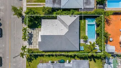 an overhead view of a house with a roof at Luxury House 4 beds heated Pool w Jaccuzzi in North Bay Village