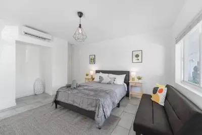 a bedroom with a bed and a couch at Wonderful Studio Residence 15 min from the beach in Miami
