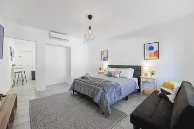 a bedroom with a bed and a couch at Great Studio Residence 15 min from the beach in Miami
