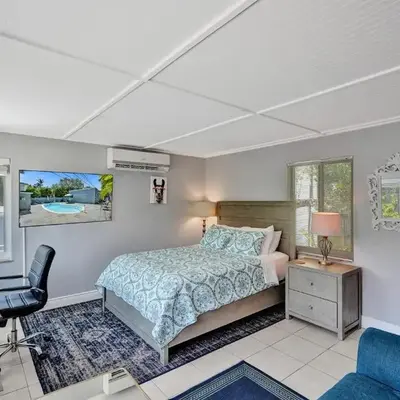 Walk to Las Olas Pool Perfect Couples Stay