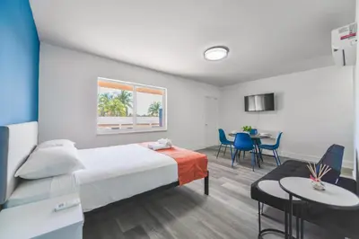 a bedroom with a bed and a table and chairs at Spacious unit with pool and parking - M33 in Hollywood