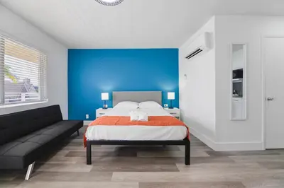 a bedroom with a bed and a blue wall at Ocean view Balcony with Pool & Parking -M42 in Hollywood