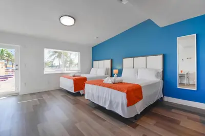 a bedroom with two beds and a blue wall at Spacious studio with Balcony and Parking at the Beach -M46 in Hollywood
