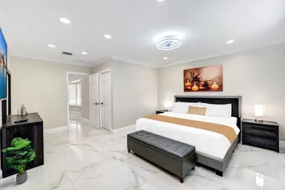 a bedroom with a large bed in a room at Deluxe 5BR & 3BA Villa in Hollywood Lakes near Beach in Hollywood