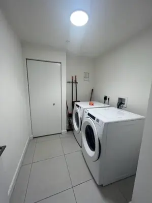 a laundry room with a washing machine and a door at APARTMENT FOR RENT 2 BED 2 BATH 1 Parking DOWNTOWN DORAL in Miami
