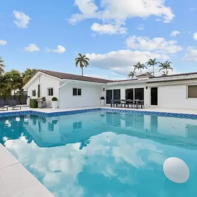 Spacious Modern Mansion w Pool & Sauna in Hollywood close to Beach