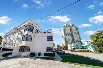 a white building on the side of a street at Deco Boutique Hotel in Fort Lauderdale