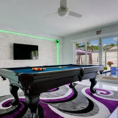 Hollywood Home w Pool Jacuzzi BBQ and Pool Table