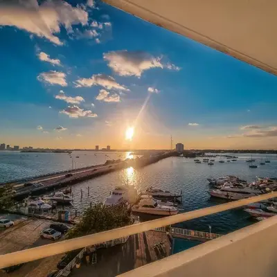 Bayfront Apartment Breathtaking Views- one bedroom w balcony- living room -Free Parking